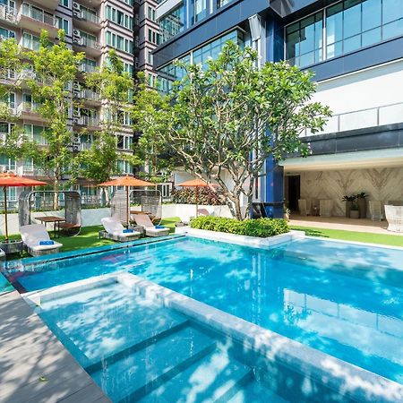 Silq Hotel & Residence, Managed By The Ascott Limited Bangkok Ngoại thất bức ảnh The swimming pool at the hotel