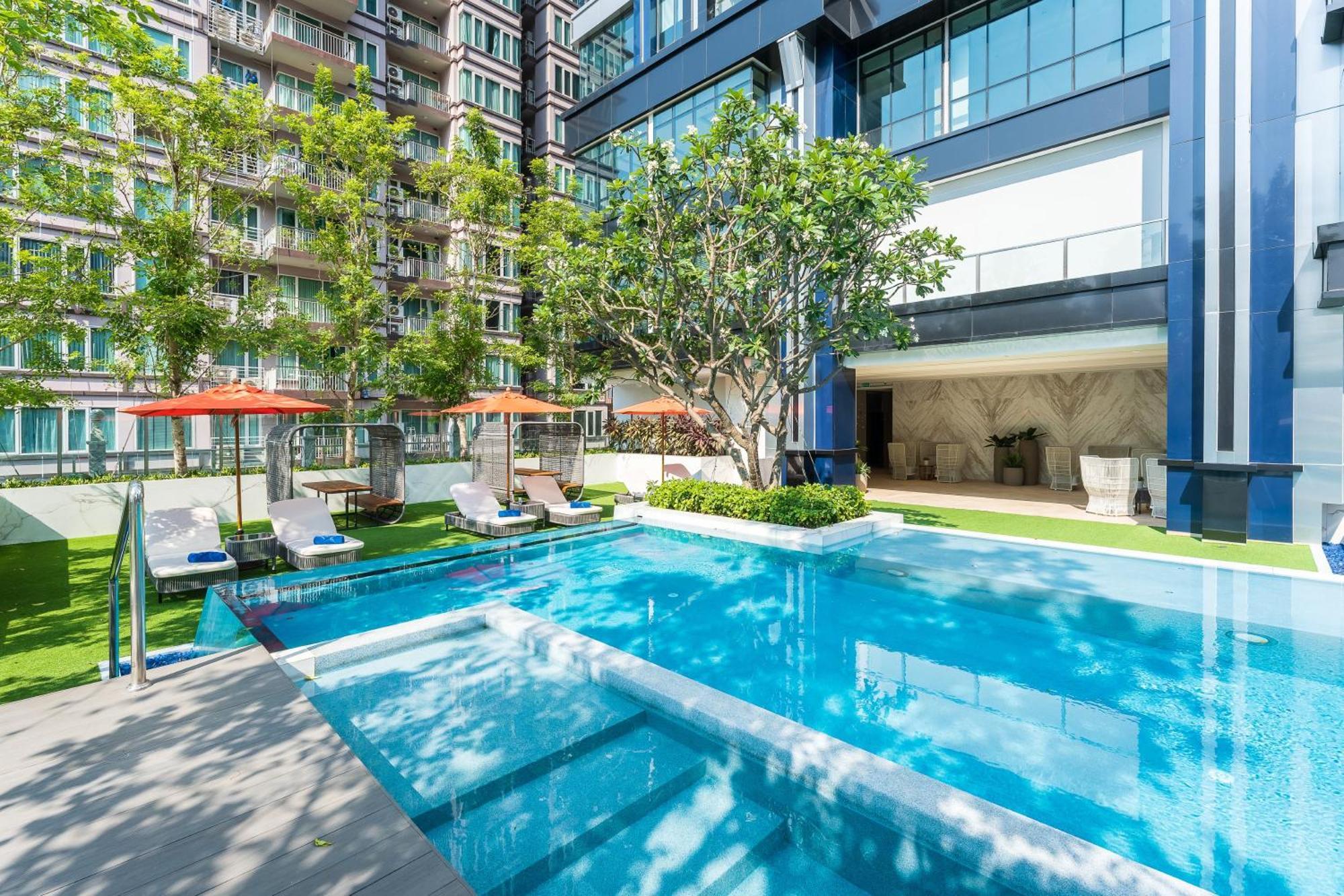 Silq Hotel & Residence, Managed By The Ascott Limited Bangkok Ngoại thất bức ảnh The swimming pool at the hotel
