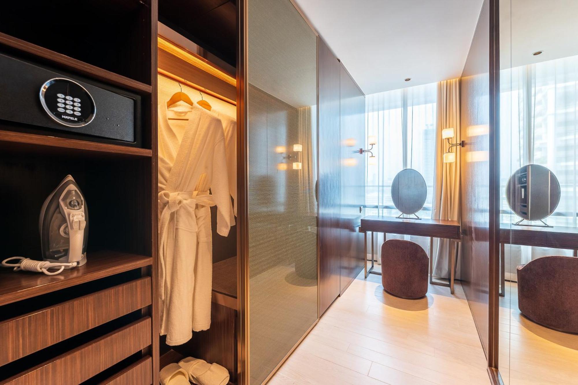 Silq Hotel & Residence, Managed By The Ascott Limited Bangkok Phòng bức ảnh A hotel room with a safe