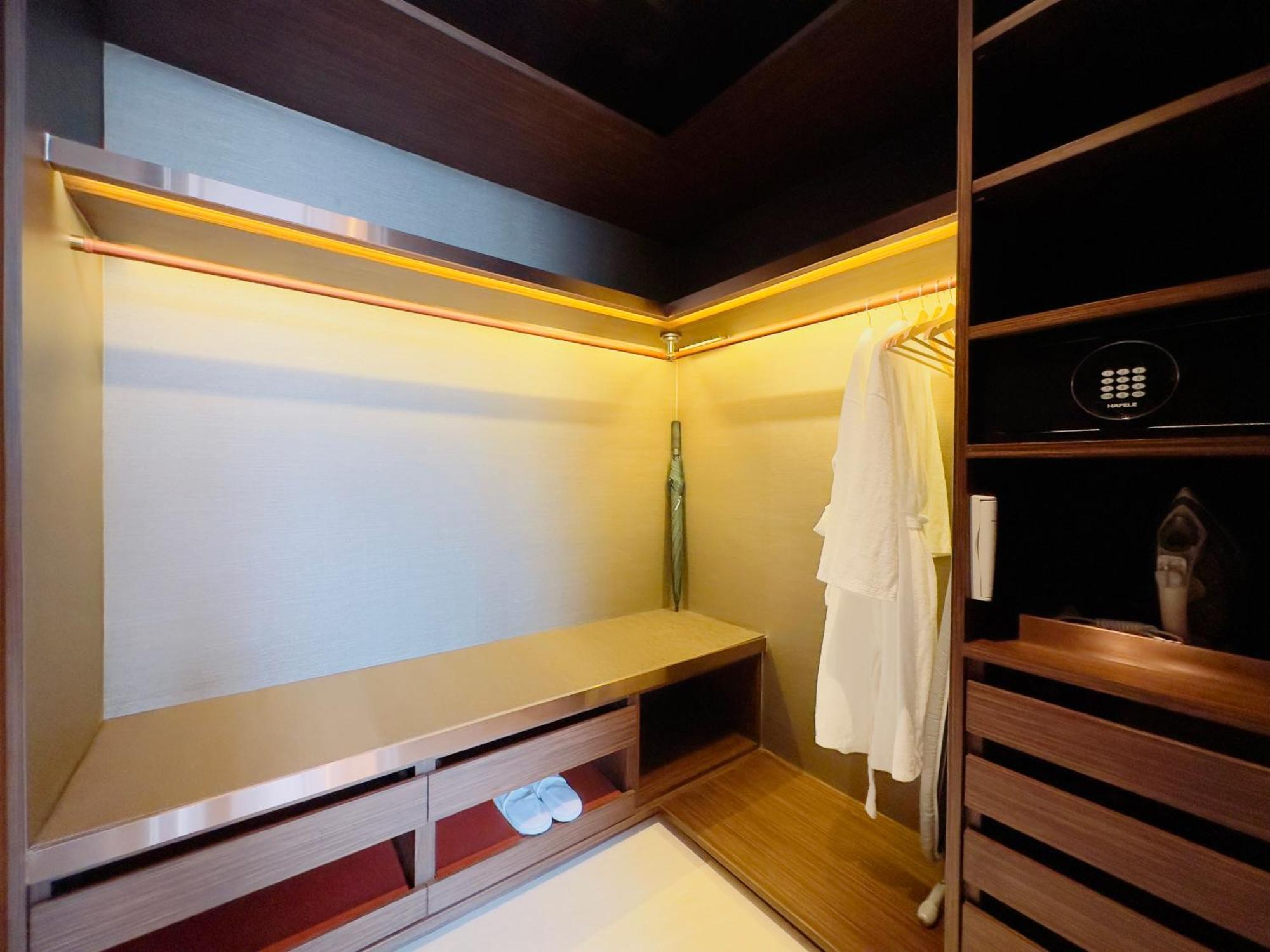Silq Hotel & Residence, Managed By The Ascott Limited Bangkok Phòng bức ảnh A walk-in wardrobe