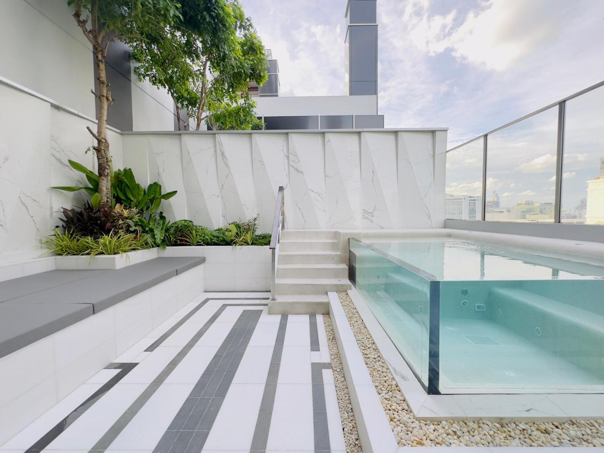 Silq Hotel & Residence, Managed By The Ascott Limited Bangkok Phòng bức ảnh Rooftop pool at the hotel
