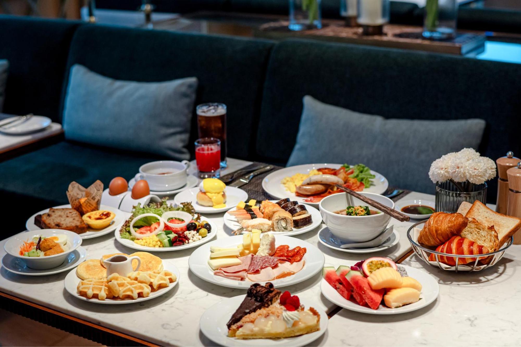Silq Hotel & Residence, Managed By The Ascott Limited Bangkok Ngoại thất bức ảnh A selection of food at the lounge